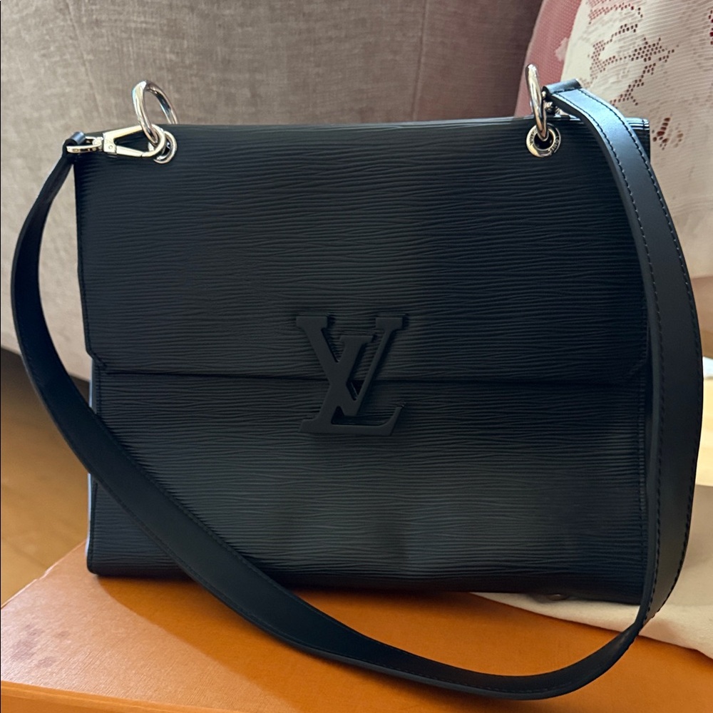 Louis Vuitton Elegant Black Shoulder Bag